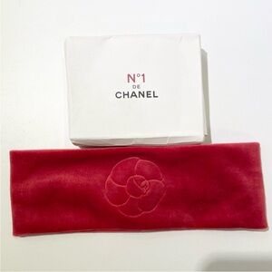 CHANEL beauty  N°1  red headband